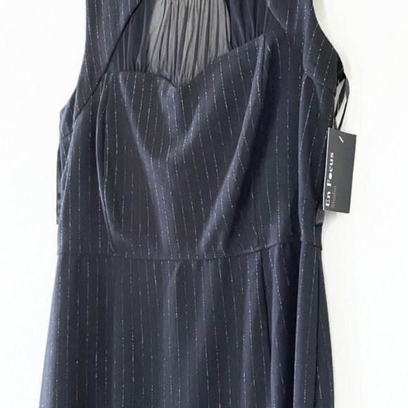 Sleeveless dress with keyhole opening - Picture 5 of 14